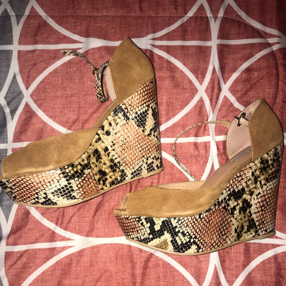 Steven Madden SnakeSkin Wedges💥